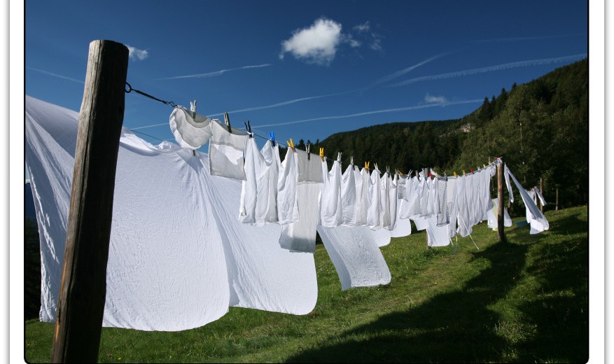 Lavar roupas brancas: dicas importantes e cuidados