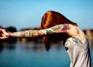 Tatuagem no braço: Quais são os tipos mais comuns? Braço todo, com frases, coloridas, de animais, flores e mais…  (+ Fotos para inspiração!)