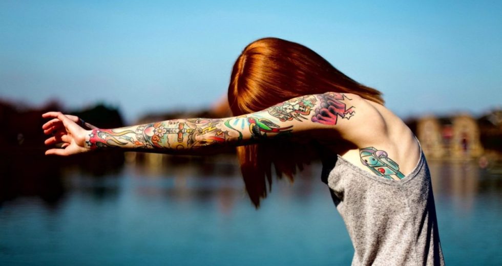 Tatuagem no braço: Quais são os tipos mais comuns? Braço todo, com frases, coloridas, de animais, flores e mais…  (+ Fotos para inspiração!)