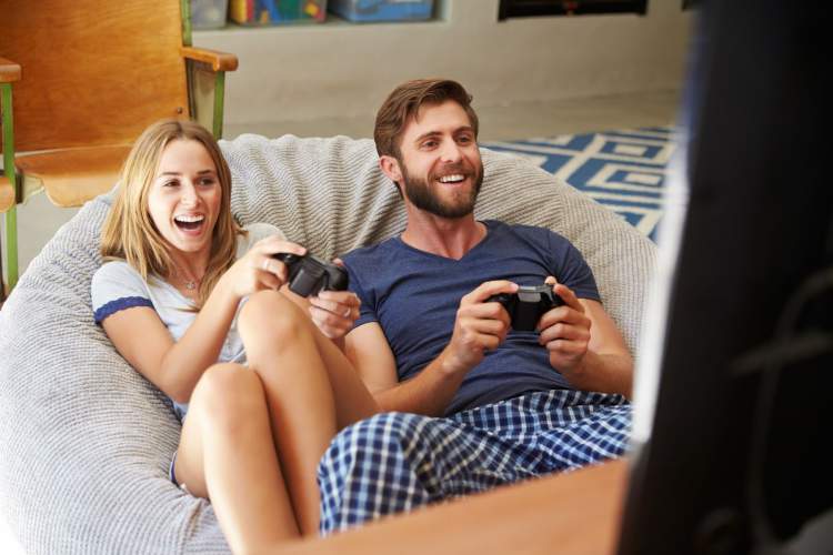 namorados jogando videogame
