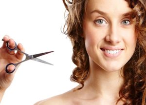 Como cortar o cabelo sozinha? Aprenda todos os detalhes