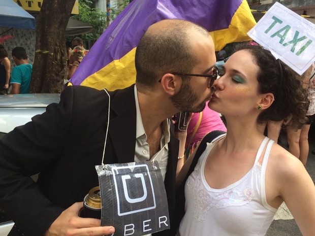 fantasia criativa de casal de taxi e uber