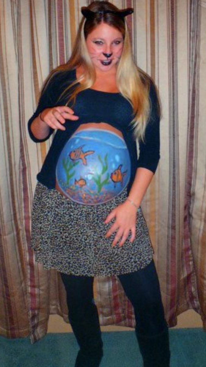 mulher usando fantasia de carnaval para gravida de gato e aquario