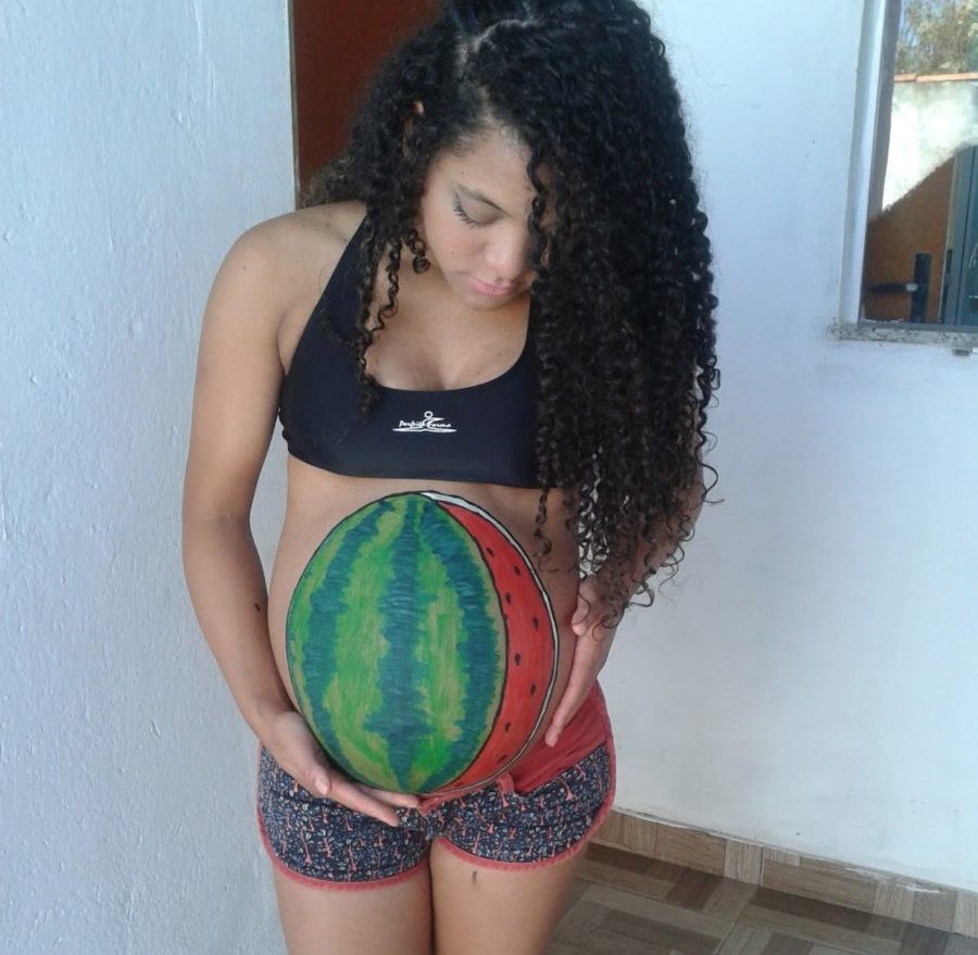 mulher de fantasia de carnaval para gravida com melancia pintada na barriga