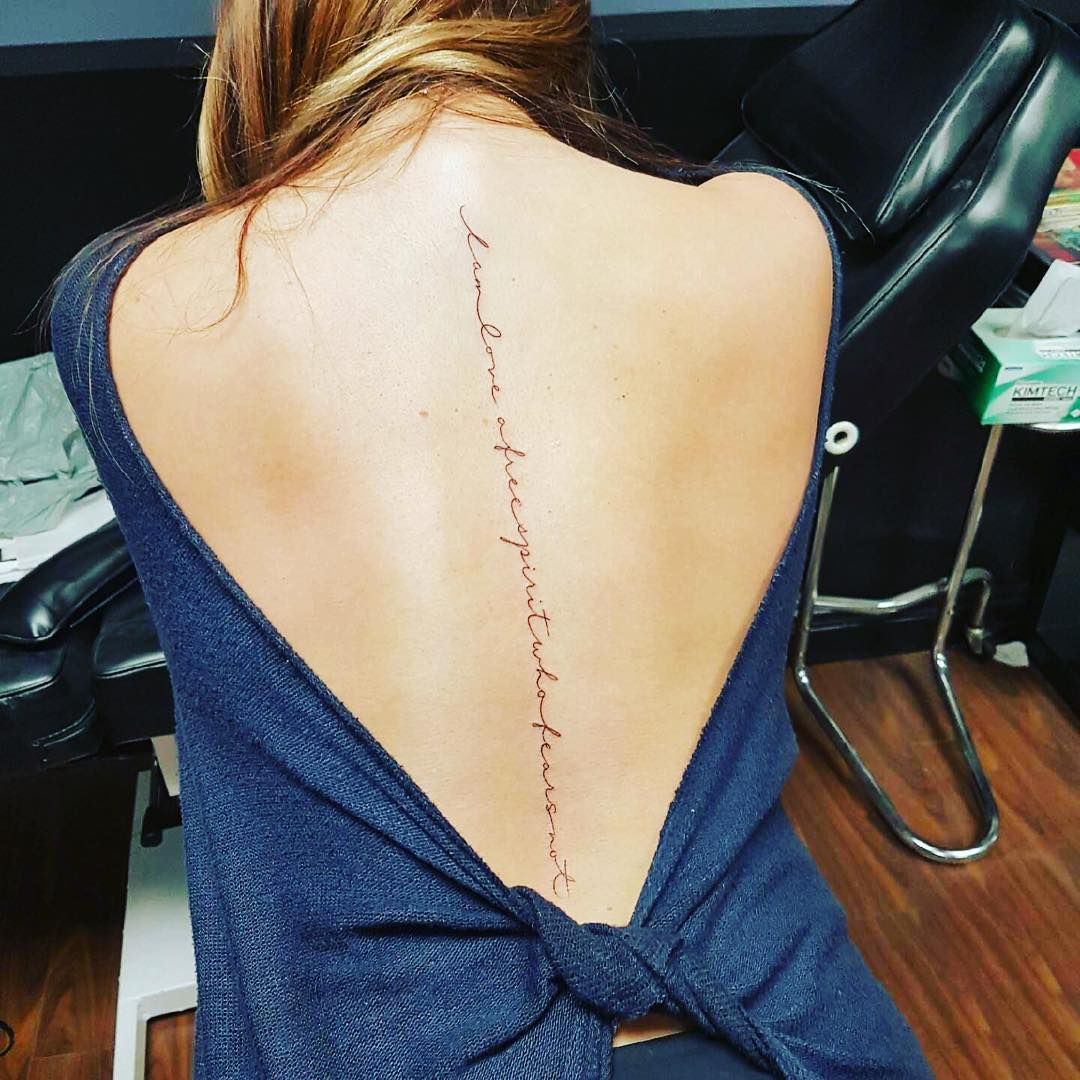 tatuagem feminina nas costas