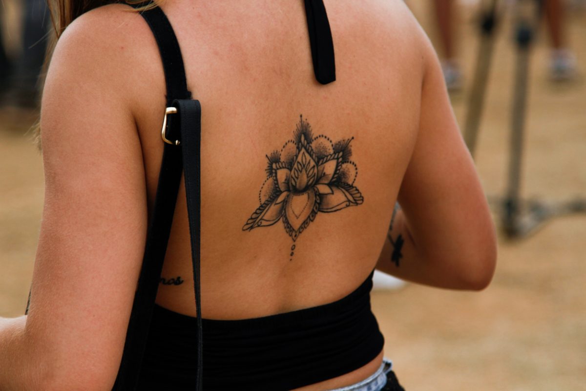 tatuagem feminina nas costas