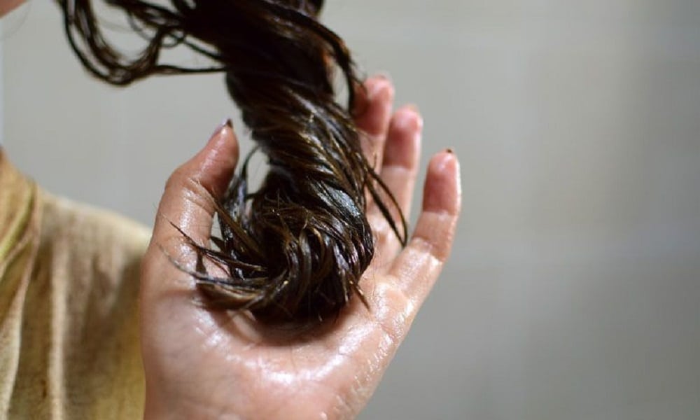 óleo de palma no cabelo 