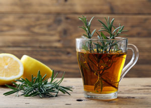 Chá de alecrim: Para que serve? Conheça os benefícios incríveis da planta!
