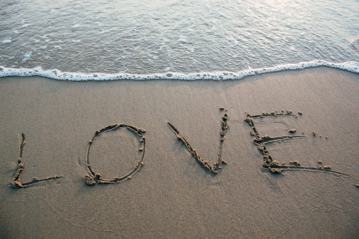love escrito na areia