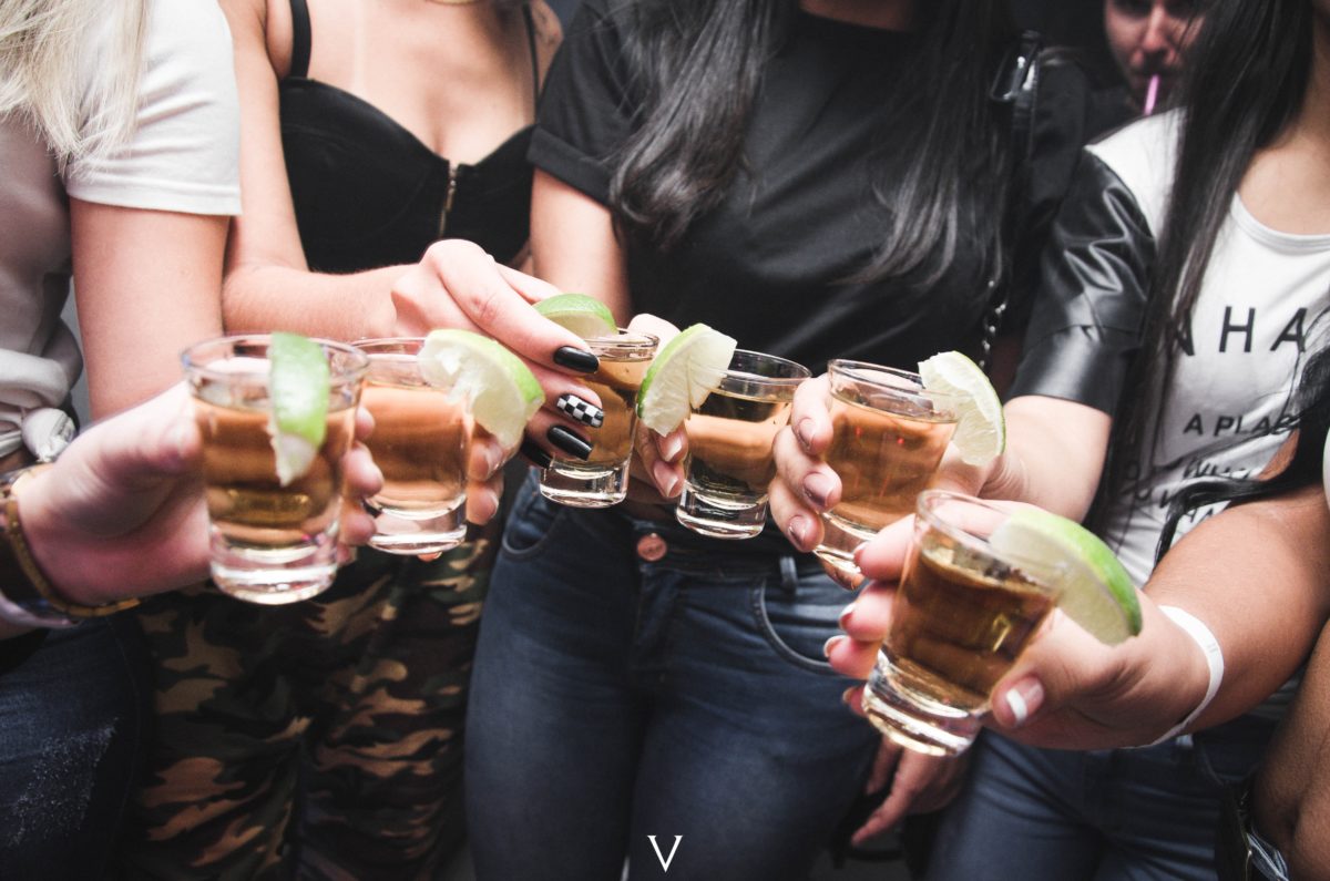 foto de amigas bebendo tequila