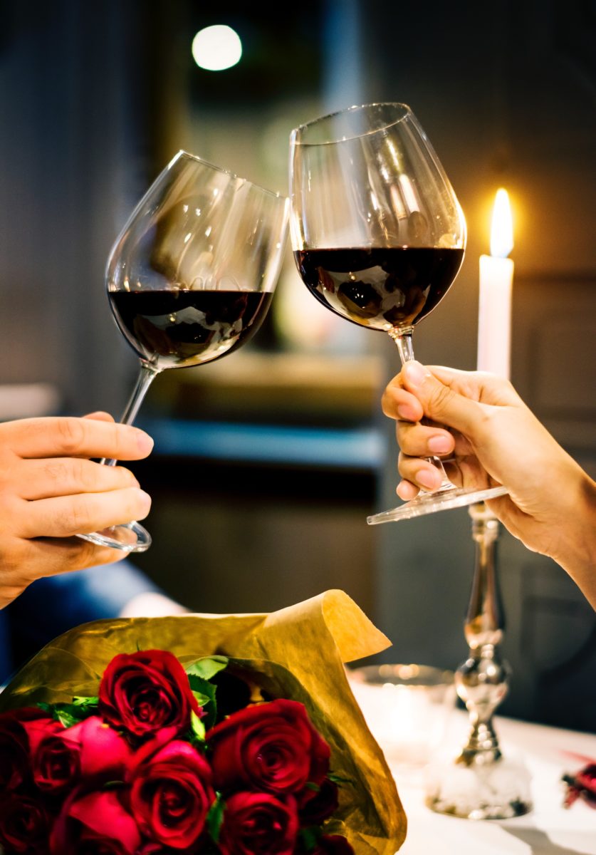 taças de vinho em um jantar romântico