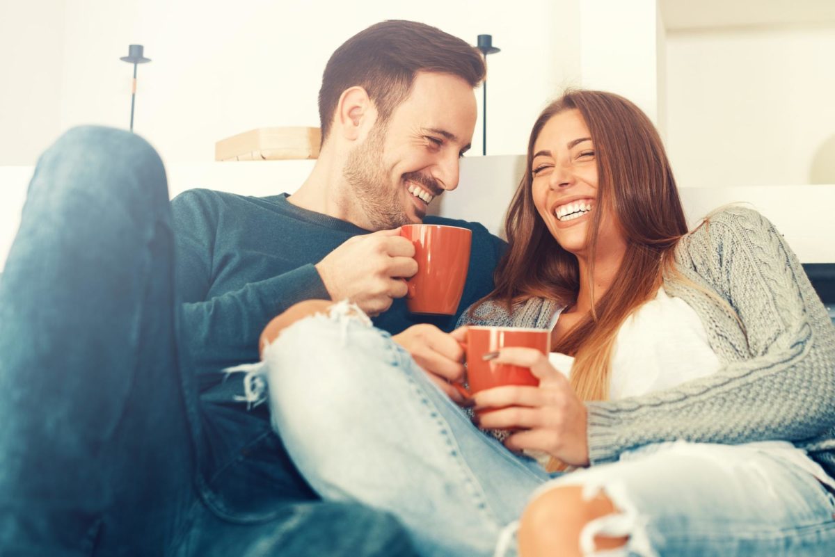 foto de amor de casal sorrindo e bebendo café