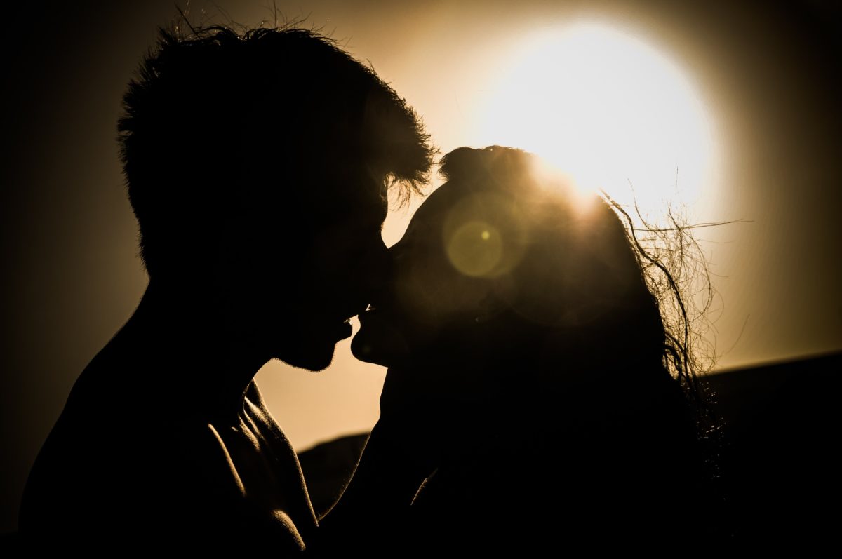 foto de casal beijando