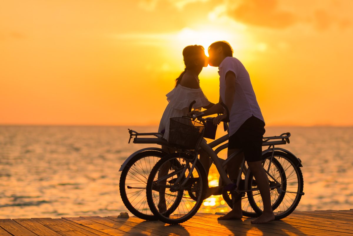 foto de casal andando de bicicleta