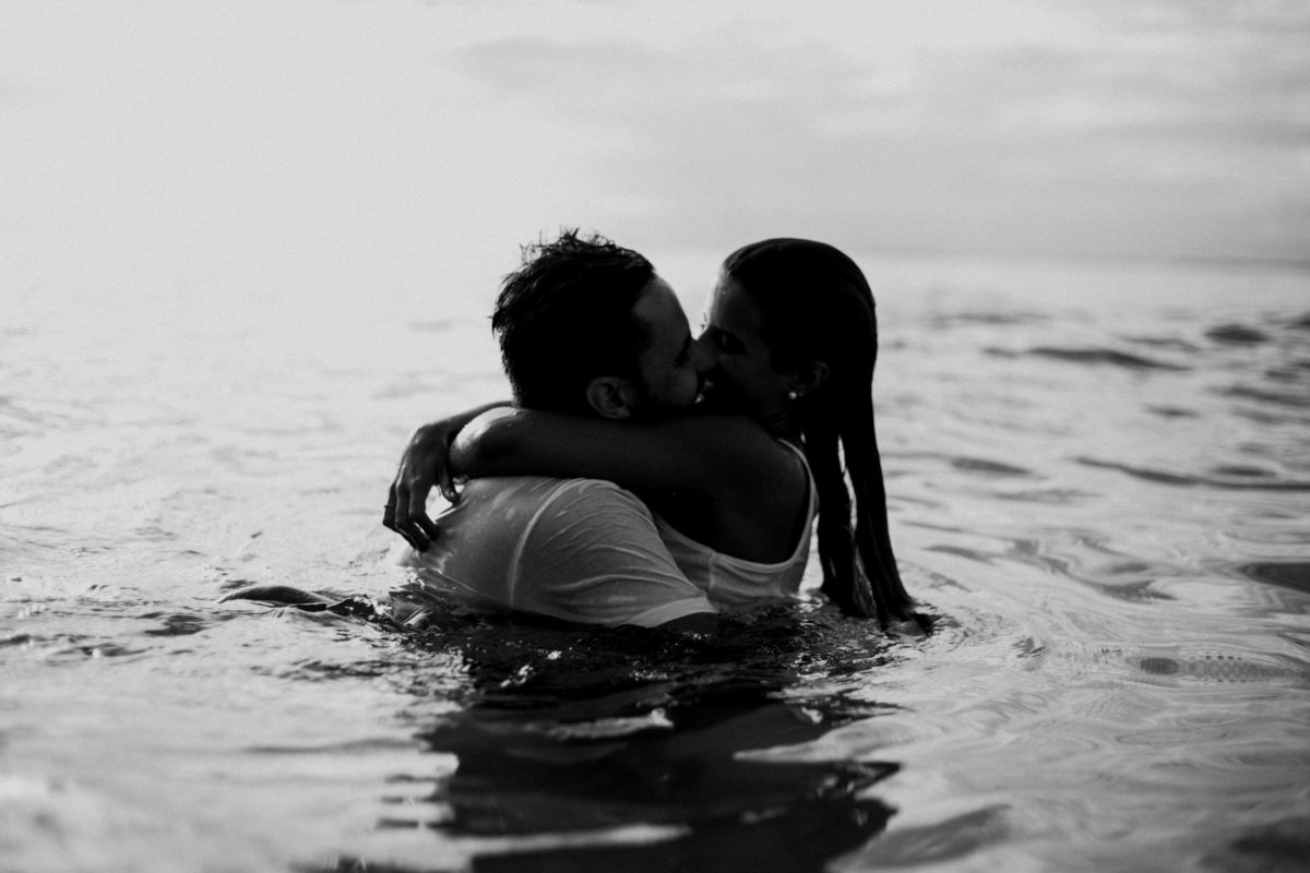 casal se abraçando no mar 