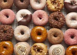 Donuts de doce de leite, chocolate, assado, americano…Passo a passo para fazer em casa!