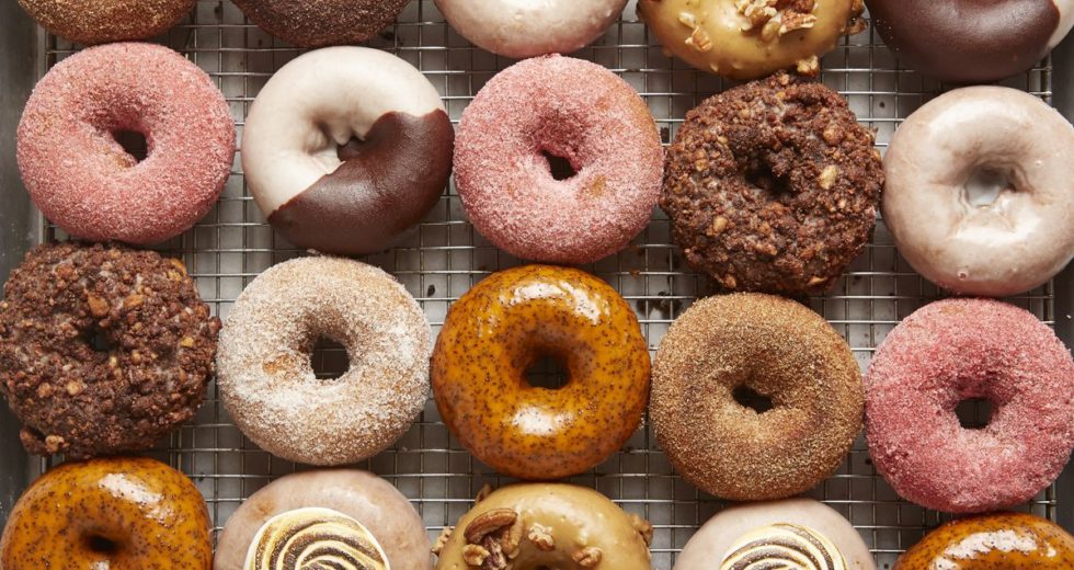 Donuts de doce de leite, chocolate, assado, americano…Passo a passo para fazer em casa!